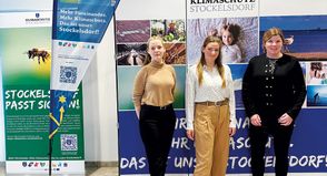 Stockelsdorfs Bürgermeisterin Julia Samtleben (re.) mit den beiden Neuen im Team der Gemeinde: Deborah Feldmann (li.), Klimaanpassungsmanagerin, und Sophia Cornelißen, Klimaschutzmanangerin.