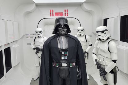 Er ist der Inbegriff der dunklen Seite der Macht und erwartet Besucher zusammen mit seinen Kriegern in Lebensgröße direkt am Eingang der Ausstellung.