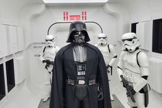 Er ist der Inbegriff der dunklen Seite der Macht und erwartet Besucher zusammen mit seinen Kriegern in Lebensgröße direkt am Eingang der Ausstellung.