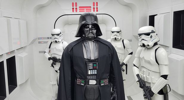 Er ist der Inbegriff der dunklen Seite der Macht und erwartet Besucher zusammen mit seinen Kriegern in Lebensgröße direkt am Eingang der Ausstellung.