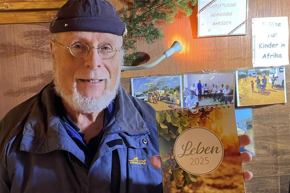 Die Christliche Gemeinde Barsbek ist seit 35 Jahren auf dem Weihnachtsmarkt vertreten. Interessenten schenkt Hans Becker einen bebilderten Jahreskalender, der ermutigende Botschaften der Bibel enthält.