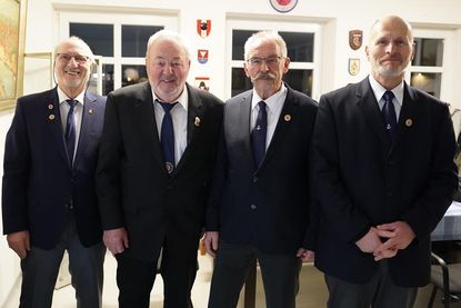 Hans-Erwin Jaekel führte die Ehrungen durch und übergab Ole Eriksen, Thomas Strüber und 1. Ältermann Michael Eim (v. lks.) die Ehrennadeln.