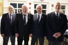 Hans-Erwin Jaekel führte die Ehrungen durch und übergab Ole Eriksen, Thomas Strüber und 1. Ältermann Michael Eim (v. lks.) die Ehrennadeln.