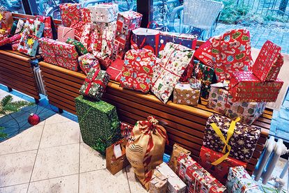 Die schön weihnachtlich einpackten Geschenke für die Kinder.