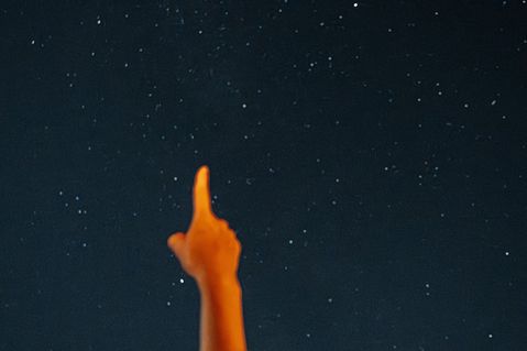 Sternstunden Rettin 2025 - Frau zeigt in Sternenhimmel.