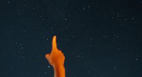 Sternstunden Rettin 2025 - Frau zeigt in Sternenhimmel.