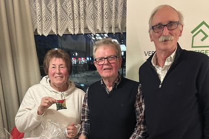 Bernd Heuer (re.) mit dem Ehepaar Martin und Margot Adeberg.