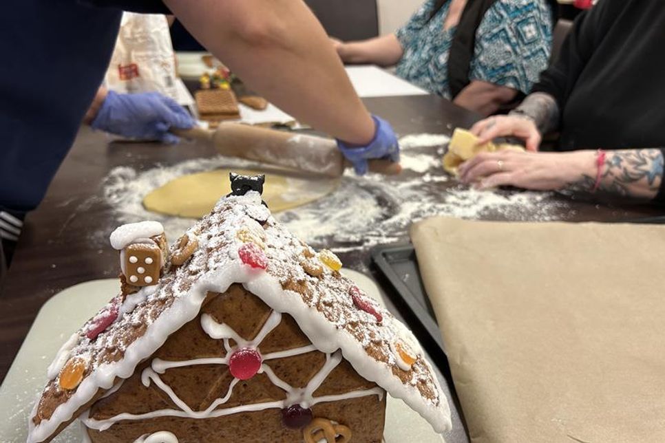 Das gesamte Team sorgt mit vielen schönen Aktivitäten, wie gemeinsamem Backen, für eine besinnliche Advents- und Weihnachtszeit für die Bewohnerinnen und Bewohner.