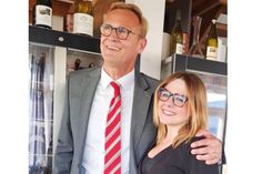 Christoph Kressin hat den Posten als Präsidenten des Lions Club Lübecker Bucht an Carolin Dreismann übergeben.