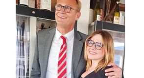 Christoph Kressin hat den Posten als Präsidenten des Lions Club Lübecker Bucht an Carolin Dreismann übergeben.