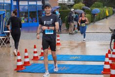 Mit einem Lächeln überquerte Simon Müller die Ziellinie.