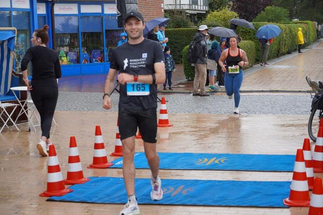 Mit einem Lächeln überquerte Simon Müller die Ziellinie.