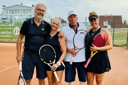Die Sieger im Mixed Finale-B Günter Fegensack, Yvonne Schweika gegen Adolf Gerhardt und Dominique Frobel (v. lks.).