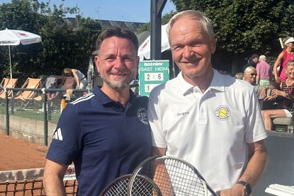 Sieger im Einzel Christian Salenz (lks.) nach seinem Halbfinale gegen Jürgen Wagner.