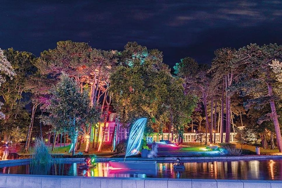 Besondere Illuminationen erfreuen derzeit die Gäste und Einheimische beim „Lichtermeer“ im Zentrum von Timmendorfer Strand.