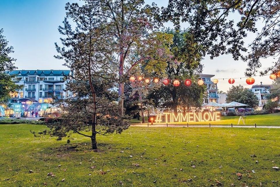 Besondere Illuminationen erfreuen derzeit die Gäste und Einheimische beim „Lichtermeer“ im Zentrum von Timmendorfer Strand.