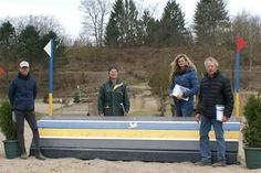 Torben Mölleken (Assistenz-Parcours-Bau), Hanna Huppelsberg-Zwöck (Zweite Vorsitzende PSFV), Meylin Pietzsch (Technische Delegierte) und Burkhard Beck-Broichsitter (Parcours-Chef und erster Vorsitzender PSFV) (v. lks.) vor dem neuen Hindernis.