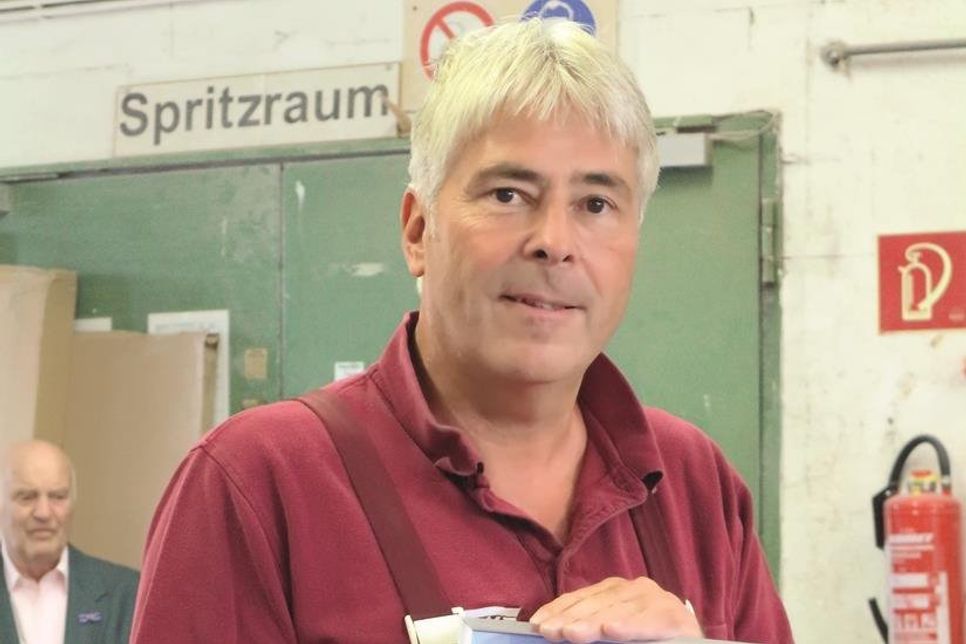 Dirk Westphal mit der Ehrenurkunde der Handwerkskammer Lübeck zum 40-jährigen Betriebsjubiläum.