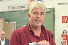 Dirk Westphal mit der Ehrenurkunde der Handwerkskammer Lübeck zum 40-jährigen Betriebsjubiläum.