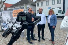 Bürgermeister Mirko Spieckermann (lks.) , Alex Christensen und Kuratoriumsvorsitzende des Folklorefestivals Barbara Helbach bei den Filmaufnahmen.
