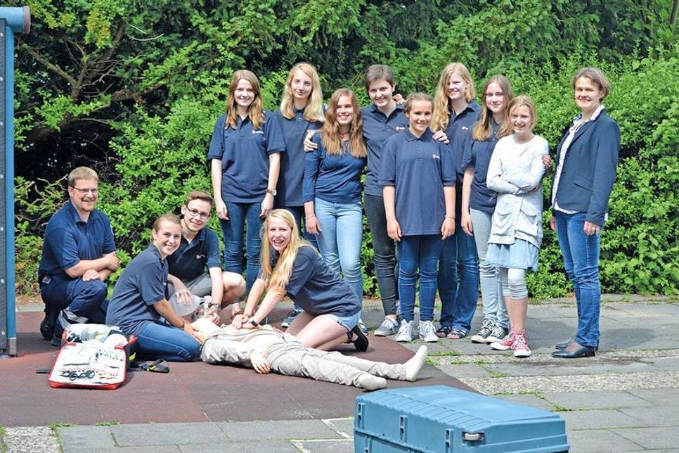 Das Team der Schulsanitäter am OGT demonstrieren mit Lars-Arne Frick vom Malteser Hilfsdienst (links) den richtigen Umgang mit einem Defi. (Foto: René Kleinschmidt)