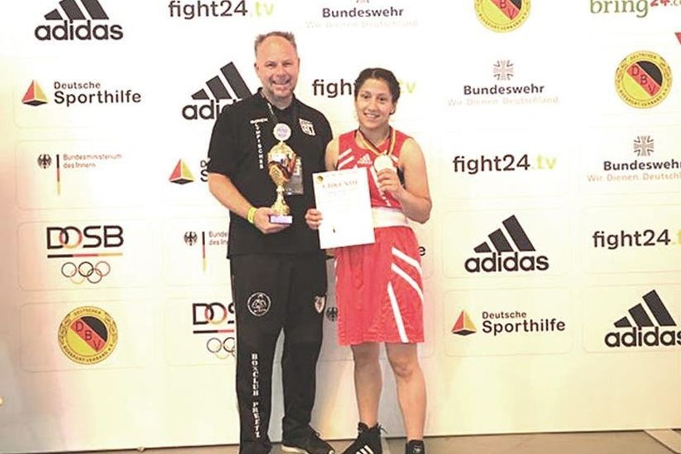 Bildunterschrift „Kübra Kaplan“:?Stolzer Trainer René Küpper mit der Deutschen Vizemeisterin Kübra Kaplan (Boxclub Preetz).