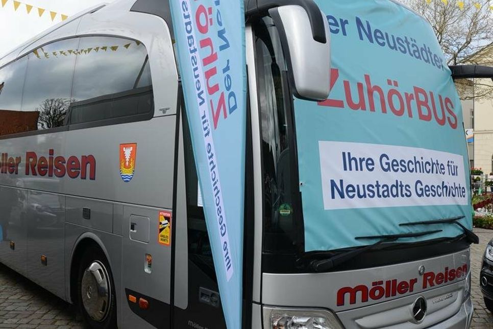 Der Zuhörbus dient als Aufnahmeort und steht noch bis einschließlich Freitag auf dem Markt. Folge 2 kann ab jetzt auch auf Spotify und allen weiteren gängigen Podcast-Plattformen angehört werden.