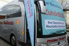 Der Zuhörbus dient als Aufnahmeort und steht noch bis einschließlich Freitag auf dem Markt. Folge 2 kann ab jetzt auch auf Spotify und allen weiteren gängigen Podcast-Plattformen angehört werden.