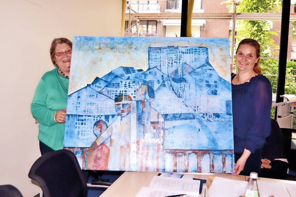 Heidi Döring (links) überreichte das Bild „Verbaut“ ihres Mannes Klaus Döring stellvertretend an Bürgervorsteherin Anja Evers. (Foto: René Kleinschmidt)