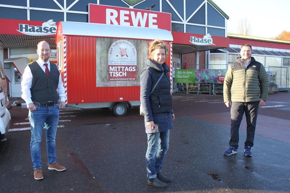 Benjamin Haase, Mittagstisch-Verkäuferin Ann-Kathrin Suhr und Christian Suhr (v. lks.).