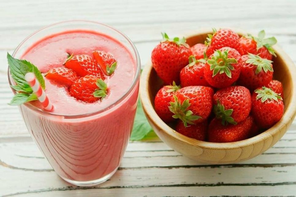 Ob als kleine Zwischenmahlzeit oder begleitend zu scharfem Essen, der Erdbeer-Lassi schmeckt immer nach Sommer.