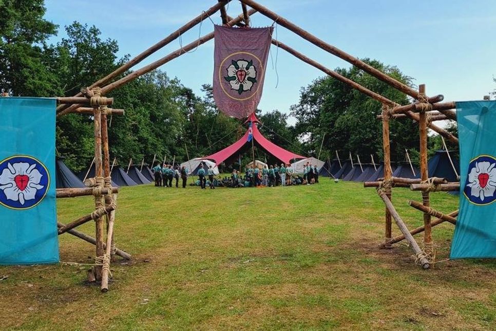 Der Eingang zum Zeltlager.