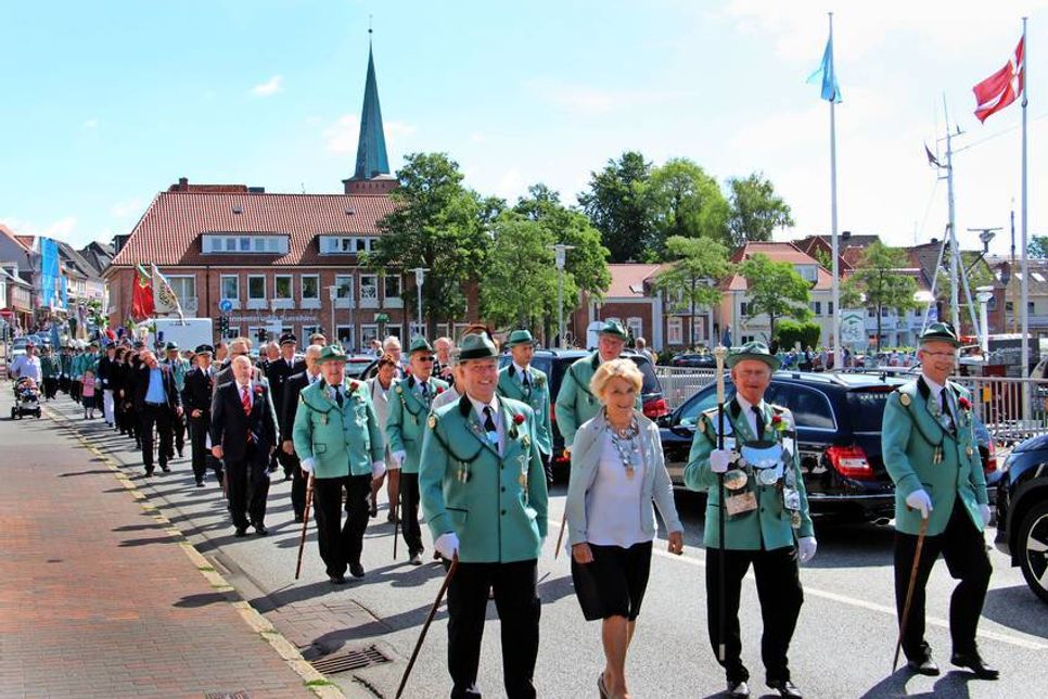 Umzug mit dem Königspaar 2016/17 Albert Haase (2. v. re.) und Monika Krause.