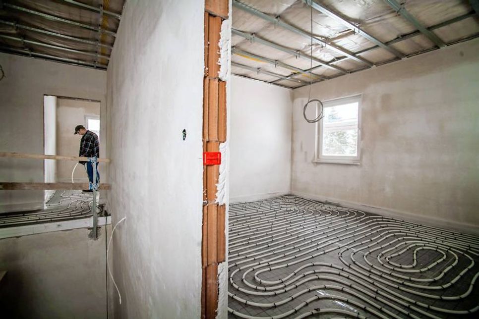 Flächenheizsysteme sind im Neubau erste Wahl, wenn man eine Wärmepumpe einbauen möchte. (Foto: djd/Bauherren-Schutzbund)