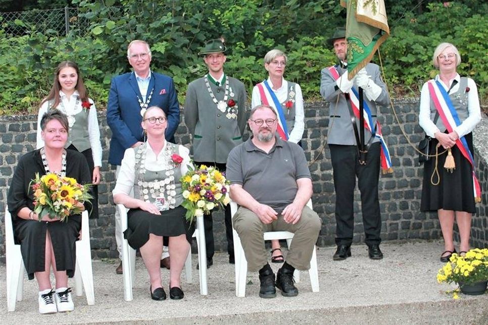 (Obere Reihe v.l.) 2. Ritter Lara-Schirin Schumann, Spaßkönig Wolfgang Nittritz, 1. Ritter Lukas Loewe, (untere Reihe v.li.) Schützenliesel Simona Rex, Wibke Wolgast mit Ehemann Andreas.