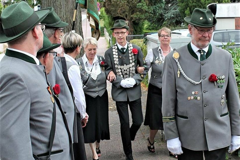 Eine Schützenabordnung mit dem Vorsitzenden Bernhard Jürgensen (re.) holen den König und die beiden Ritter ab.