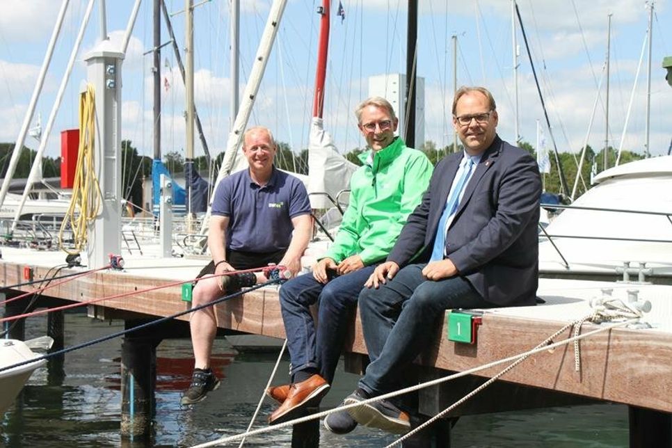 Hafenmeister Oliver Schmüth, Werkleiter der SWNH Dr. Mark Jahn und Bürgermeister Mirko Spieckermann (v. lks.) setzen auf eine lange Haltbarkeit der neuen Stege.