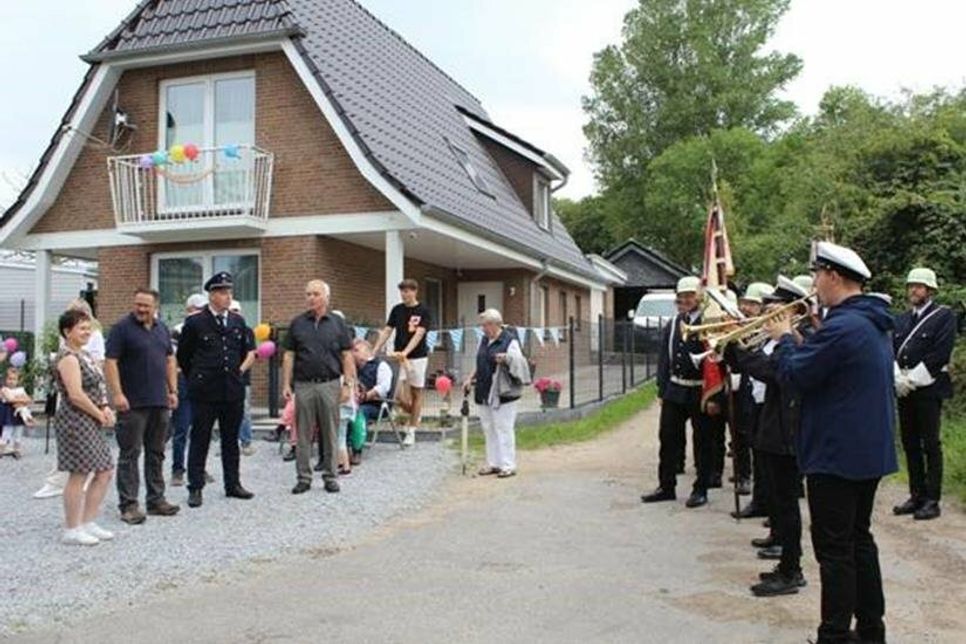 Abholung der Schützenkönigin Elena Trippel, Bürgermeister Mario Bielarz, Ortswehrführer Julian Wilcken, 1. Vorsitzender Griebeler SV Jürgen Fischer (v. lks.).