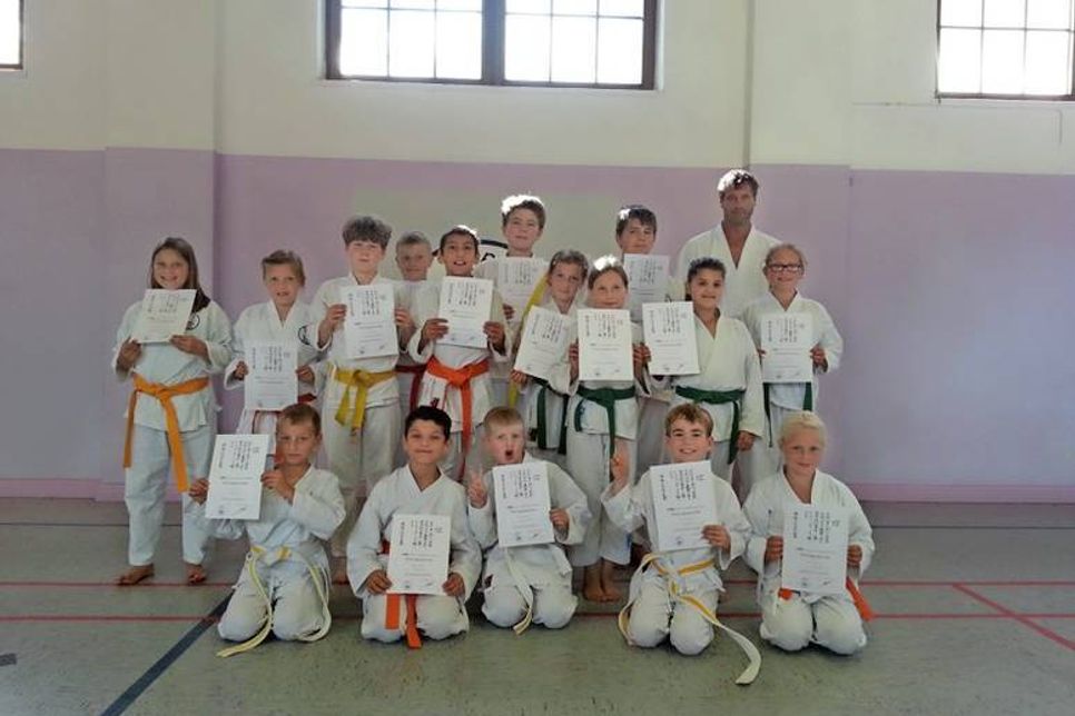 Grömitz. Im letzten Training vor der Sommerpause standen im Dojo Nippon Grömitz Prüfungen an. Zum 9. Kyu (weiß/gelb): Domenik Schrum, Hugo Peters und Edin Hysenie. Zum 8. Kyu (gelb): Nico Bendtfeld, Yannick Bendtfeldt und Gentiana Hysenie. Zum 7. Kyu (orange): Khalid Upaev, Tim Theede,Lina Theede, Paul Kreter, Marc Bruhn und Vivien Arp. Zum 6. Kyu (grün): Helena Vrana, Smilla Köhn, Selin Öker und Emily Dohrmund. (red)