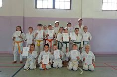 Grömitz. Im letzten Training vor der Sommerpause standen im Dojo Nippon Grömitz Prüfungen an. Zum 9. Kyu (weiß/gelb): Domenik Schrum, Hugo Peters und Edin Hysenie. Zum 8. Kyu (gelb): Nico Bendtfeld, Yannick Bendtfeldt und Gentiana Hysenie. Zum 7. Kyu (orange): Khalid Upaev, Tim Theede,Lina Theede, Paul Kreter, Marc Bruhn und Vivien Arp. Zum 6. Kyu (grün): Helena Vrana, Smilla Köhn, Selin Öker und Emily Dohrmund. (red)