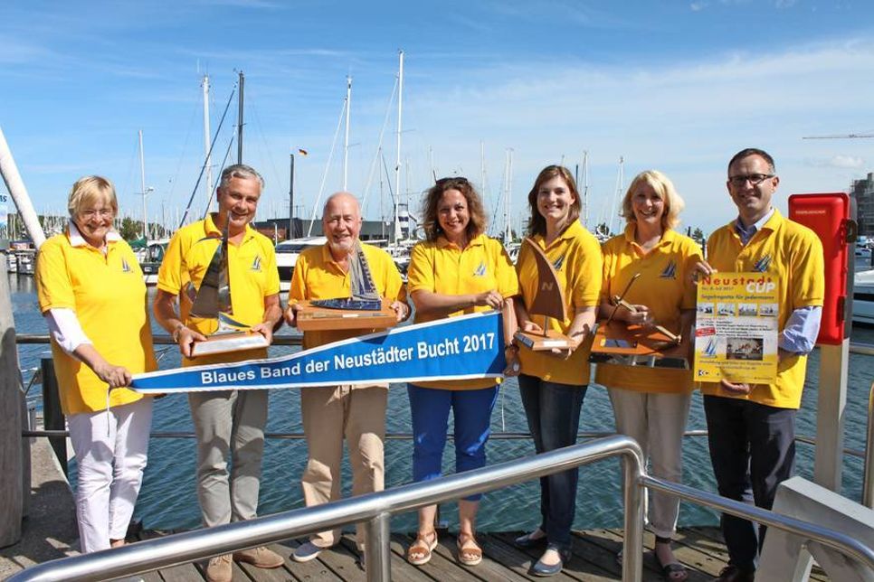 Die Organisatoren (v. lks.) Susanne Bimberg-Nittritz (Gewerbeverein Neustadt), Oliver Seiter (ancora Marina), Bürgervorsteher Sönke Sela (Schirmherr), Nicole Harkämper (Stadtwerke Neustadt), Sonja Zastrow (Tourismus-Agentur Lübecker Bucht) Elke Dippel (ancora Marina) und Philip Ismar (Neustädter Segler-Verein).