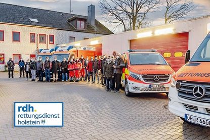 Mitarbeiter*innen der Rettungswache sowie Vorstand und Rettungsdienstleitung der rdh. (ganz links) vor der Rettungswache Timmendorfer Strand. Das Foto entstand anlässlich eines Mitarbeiterempfangs, den die rdh. am 1. Januar 2021 als Willkommensgruß für ihre „neuen“ Mitarbeiterinnen und Mitarbeiter ausgestattet hat.
