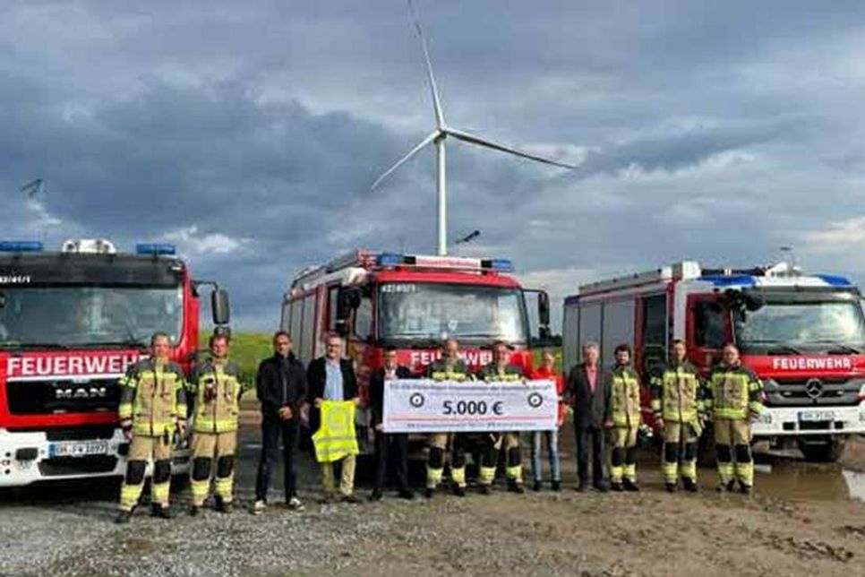 v.L.: Mitglieder der Freiwilligen Feuerwehr, Michael Blunck, Kassenwart des Fördervereins, Christian Prinz zu Waldeck, Vertreter des Windparks Farve, Christian Köhlbrandt, Firmen- und Agrarkundenberater der VR Bank Ostholstein Nord – Plön eG, Mitglieder der Freiwilligen Feuerwehr, Camilla Prinzessin zu Waldeck, Vertreterin des Windparks Farve, Holm Ringel, erster Vorsitzender des Fördervereins, Mitglieder der Freiwilligen Feuerwehr, Frank Wohlert, Gemeindewehrführer
