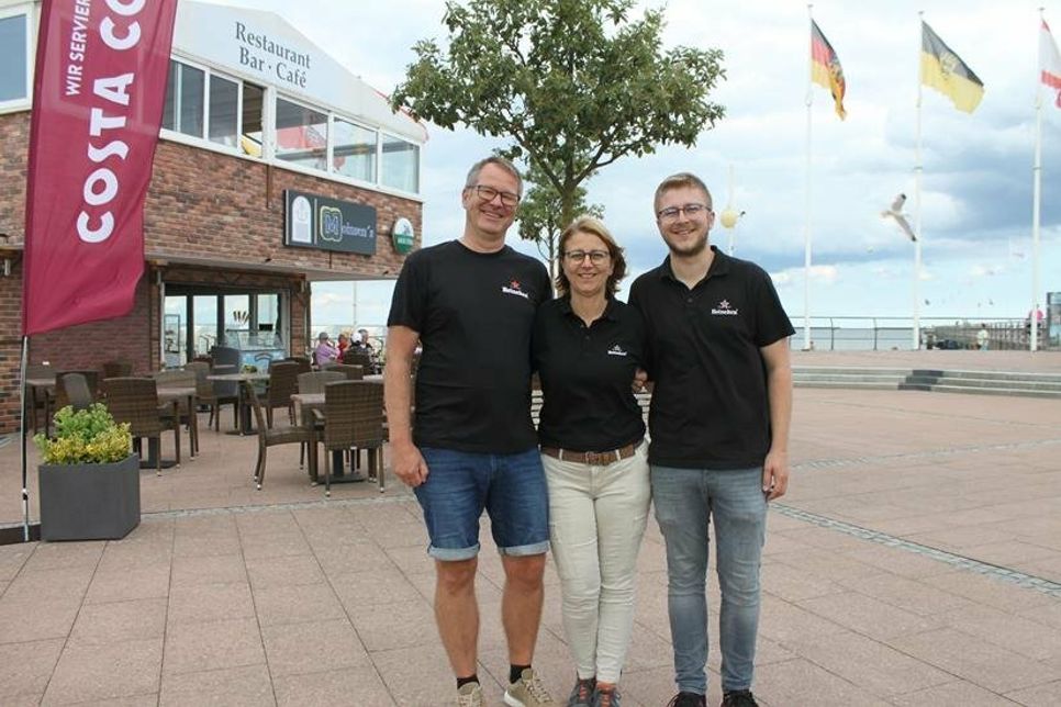 Vater Manuel Spaethe, Mutter Beate und Sohn Celvin (v. lks.) sind das starke Team des Restaurants in absoluter Premiumlage an der Dahmer Seebrücke.
