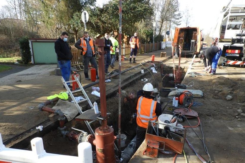 Der schadhafte Abschnitt der Gasleitung in der Neversfelder Straße in Malente wurde zunächst mit einem Bypass überbrückt und dann von den Mitarbeitern der SH Netz und deren Partnern repariert.