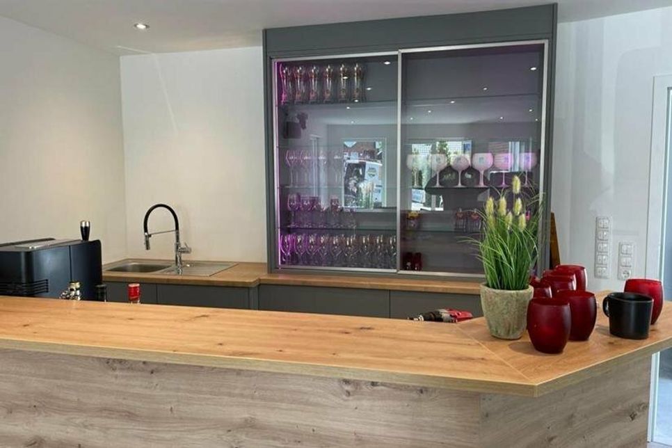 Der Tresen begeistert durch den schönen Werkstoff Holz.