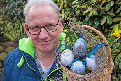 Michael Rehfuß, Präsident des Lions Clubs Wagrien, präsentiert die neuen Sammel-Ostereier für 2021.