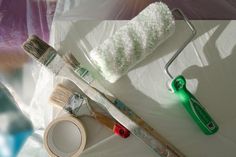 Eine Vielzahl unterschiedlicher Pinsel ermöglicht für jede Aufgabe die perfekte Herangehensweise. Selbst innerhalb der einzelnen Arten von Pinseln finden sich Unterschiede, ob in der Größe oder der Form.