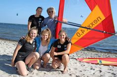 Windsurfen statt Segeln: In Pelzerhaken wagten sich Franziska Goltz und Hanspeter Lange (oben) sowie Laura Schewe, Hannah Anderssohn und Lena Weißkichel (unten v. lks.) auf ungewohntes Terrain.