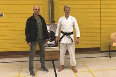 Das Karate Dojo Itosu Neustadt e.V. hat einen neuen Schwarzgurt. Mathis Bahr bestand in Hannover, vor den Augen des Großmeisters Sensei Shirai, erfolgreich die Prüfung zum ersten Dan. Seit 2010 trainiert Mathis im Neustädter Dojo und ist aktiv am Trainingsgeschehen und an den stattfindenden Turnieren beteiligt. Die Prüfung im vergangenen Oktober stellt einen Meilenstein in seiner bisherigen Karate-Laufbahn dar. (red)